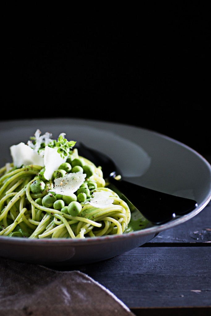 Vegetarische grüne Pasta mit Schafsricotta, Spinat und Erbsen