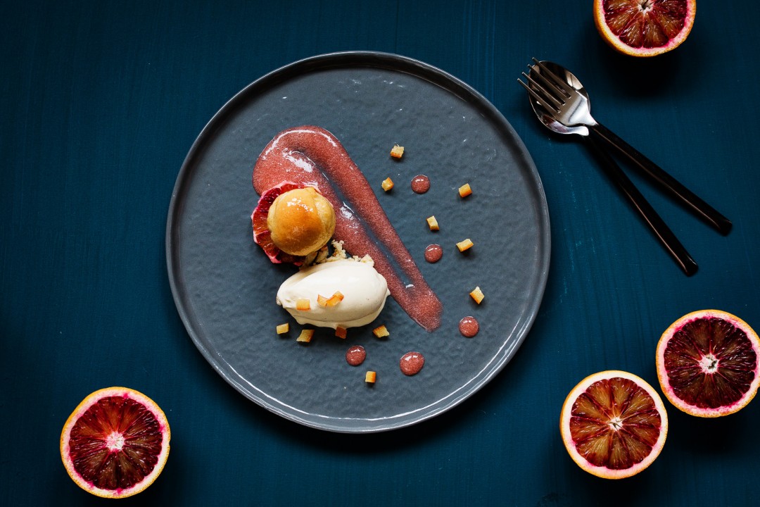 Baba au Rhum | Eis von brauner Butter | Blutorangen Gel | kandierte ...