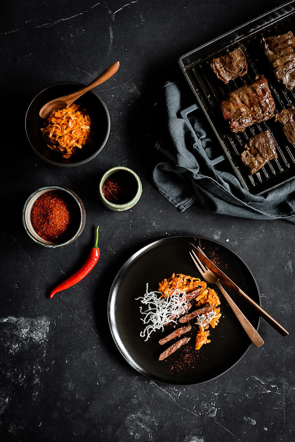 Skirt Steak mit Kimchi und knusprigen Glasnudeln | seelenschmeichelei.de