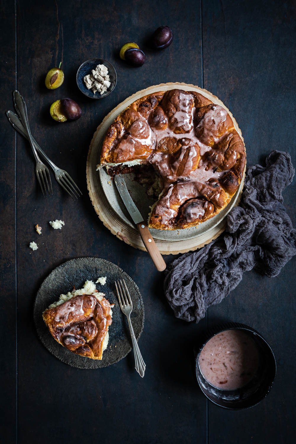 https://seelenschmeichelei.de/dinkel-brioches-zwetschgenmus-pflaumenmus-ofen/